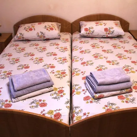 Domovik ,kirilla I Mefodiya, 5 Mukaçeve