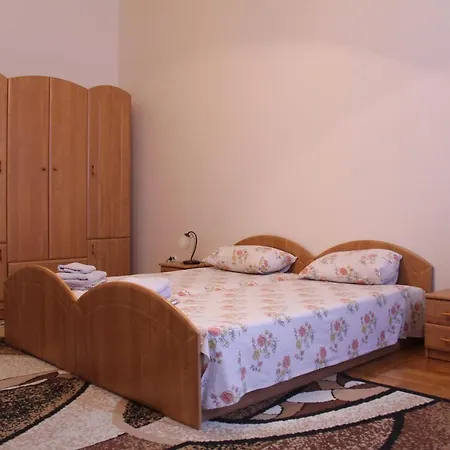 Domovik ,kirilla I Mefodiya, 5 Apartment